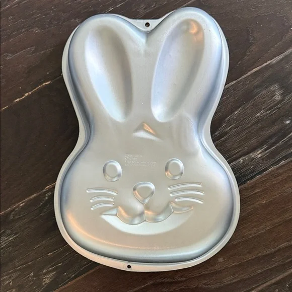 Wilton Silver Bunny Cake Pan - Picture 1 of 3